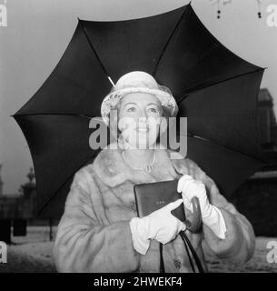 Investituren am Buckingham Palace. Vera Lynn geht mit ihrem O.B.E. 11.. Februar 1969. Stockfoto