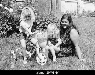 Stefan und Samantha Gates, Kindermodelle, abgebildet mit ihrer Mutter Jean Gates, Samstag, 20.. Juni 1970. Stockfoto