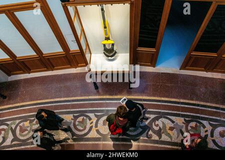 Paris, Frankreich, Hochwinkel, People Visiting Sculpture (Bertrand Lavieer) Neues Museum, 'Bourse de Commerce, Pinault Collection', Les Halles Stockfoto