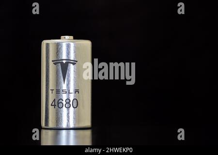 Neue Tesla 4680-Batteriezelle, St. Petersburg, Russland, 9. Januar 2022. Stockfoto