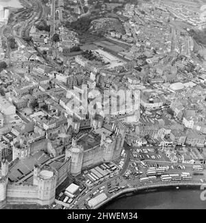 Ein Luftbild von Caernarfon Castle am Tag vor der Investitur von Prinz Charles. Caernarfon, Gwynedd, Wales. 30.. Juni 1969. Stockfoto