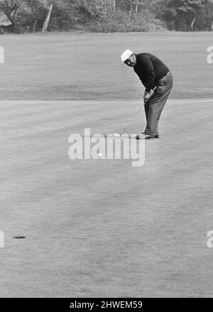 Variety Club of Great Britain Pro-am Gold Turnier im Moor Allerton Golf Club in Leeds. Der südafrikanische Golfer Sewsunker Sewgolum setzt sich auf das fünfte Grün. 13. Mai 1970. Stockfoto