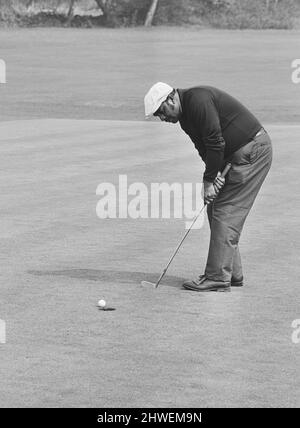 Variety Club of Great Britain Pro-am Gold Turnier im Moor Allerton Golf Club in Leeds. Der südafrikanische Golfer Sewsunker Sewgolum setzt sich auf das fünfte Grün. 13. Mai 1970. Stockfoto