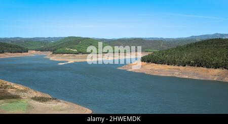 Niedriger Wasserstand am Bravura-Staudamm in Lagos, Algarve, Portugal am 2020. September Stockfoto