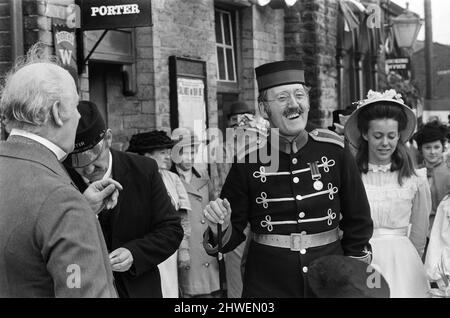 Bernard Cribbins, David Lodge und Jenny Agutter am Set von „The Railway Children“ in Oakworth, West Yorkshire. 20. Mai 1970. Stockfoto