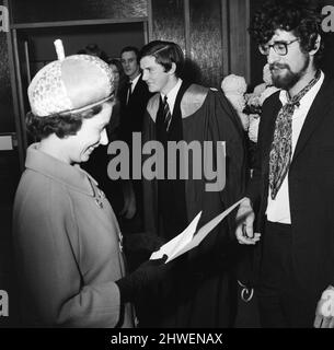 Königin Elizabeth II trifft Piers Corbyn. Die Königin und der Herzog von Edinburgh besuchen das Imperial College of Science and Technology, um das neue College Block and Libraries Building zu eröffnen. Bild aufgenommen am 27.. November 1969. Der 22-jährige Piers Corbyn (mit Bart und Brille), der Präsident der Studentenvereinigung ist, wird der Königin H.M überreicht. Er traf sie zweimal, bei der ersten Präsentation war er nicht in der Lage, der Königin drei Briefe zu präsentieren. Er teilte dem Herzog von Edinburgh mit, dass er einige Briefe an die Königin hätte, aber der Herzog bat ihn, seine eigenen Posten zu verbuchen. Piers hat es jedoch geschafft, die l Stockfoto