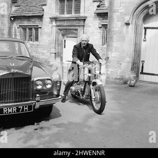 Dr. Alexander Eric Moulton CBE (geboren am 9. April 1920) alias Alex Moulton, ein englischer Ingenieur und Erfinder, spezialisiert auf Federungsdesign. Das Bild sitzt auf einem BMW Motorrad, neben Rolls Royce outsdie sein Haus in 'The Hall' in Bradford-on-Avon August 1970. Stockfoto