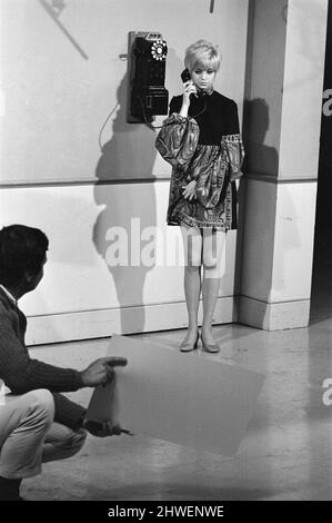 Rowan & Martin's Laugh-in, eine amerikanische Sketch-Comedy-Fernsehsendung im NBC-Fernsehsender, filmte hinter den Kulissen für die Serie 2, Folge 22 (ausgestrahlt am Montag, 3.. März 1969), im Studio, Mittwoch, 15.. Januar 1969. Unser Bild zeigt ... Goldie Hawn, amerikanische Schauspielerin und reguläre Darstellerin. Stockfoto