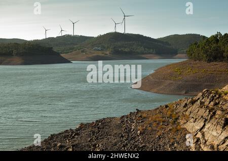 Niedriger Wasserstand am Bravura-Staudamm in Lagos, Algarve, Portugal am 2020. September Stockfoto