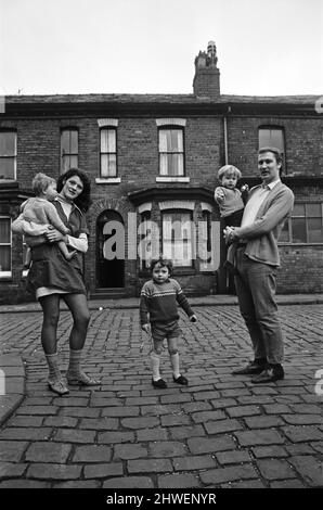 Slum-Wohnungen in Salford, Greater Manchester. 30.. Januar 1970 Stockfoto