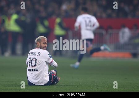 Nizza, Frankreich, 5.. März 2022. Neymar Jr von PSG reagiert, nachdem er während des Spiels der Uber Eats Ligue 1 im Allianz Riviera Stadium in Nizza den Besitz verloren hat. Bildnachweis sollte lauten: Jonathan Moscrop / Sportimage Kredit: Sportimage/Alamy Live News Stockfoto