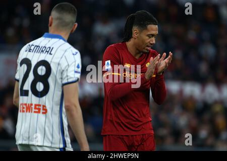 Rom, Italien. 5. März 2022. Chris Smalling (Roma) applaus während des Serie A Matches zwischen AS Roma und Atalanta BC im Stadio Olimpico am 05 2022. März in Rom, Italien. (Bild: © Giuseppe Fama/Pacific Press via ZUMA Press Wire) Stockfoto