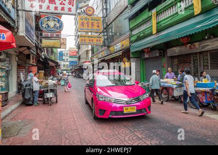 Urbane Szene aus Chinatown in Bangkok. Chinatown ist eine wichtige Touristenattraktion in Bangkok, die für ihre Märkte und Goldläden berühmt ist. Stockfoto