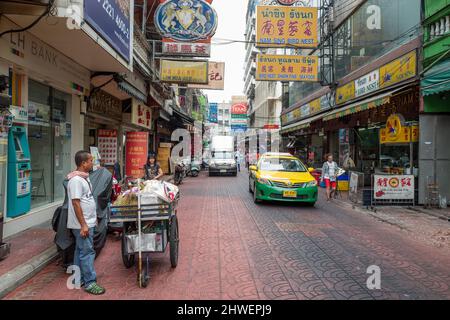 Urbane Szene aus Chinatown in Bangkok. Chinatown ist eine wichtige Touristenattraktion in Bangkok, die für ihre Märkte und Goldläden berühmt ist. Stockfoto