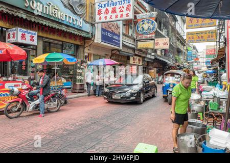 Urbane Szene aus Chinatown in Bangkok. Chinatown ist eine wichtige Touristenattraktion in Bangkok, die für ihre Märkte und Goldläden berühmt ist. Stockfoto