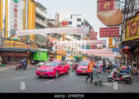 Urbane Szene aus Chinatown in Bangkok. Chinatown ist eine wichtige Touristenattraktion in Bangkok, die für ihre Märkte und Goldläden berühmt ist. Stockfoto