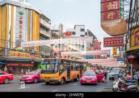 Urbane Szene aus Chinatown in Bangkok. Chinatown ist eine wichtige Touristenattraktion in Bangkok, die für ihre Märkte und Goldläden berühmt ist. Stockfoto