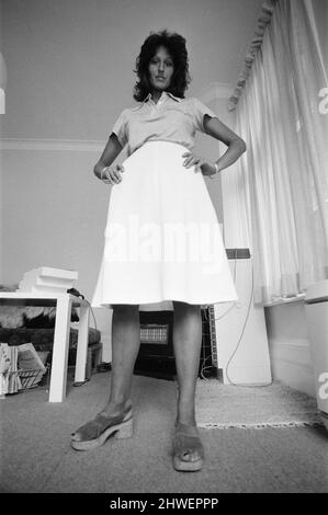 Germaine Greer, Autorin und Dozentin an der University of Warwick, hat in Kürze ein Buch mit dem Titel The Female Eunuch geschrieben. Unser Bild zeigt sie zu Hause in Kensington, London, am 18.. August 1970. Stockfoto