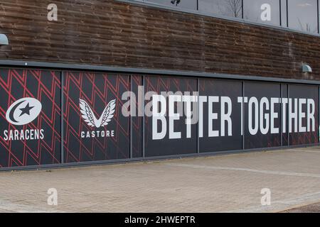 Barnett, Großbritannien. 05. März 2022. Gallagher Premiership Rugby. Saracens V Leicester Tigers. StoneX Stadium. Barnett. „Better Together“-Beschilderung bei Saracens Credit: Sport in Picturs/Alamy Live News Stockfoto