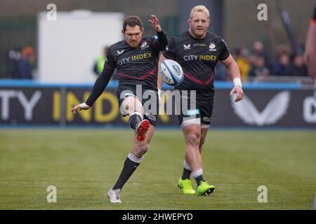 Barnett, Großbritannien. 05. März 2022. Gallagher Premiership Rugby. Saracens V Leicester Tigers. StoneX Stadium. Barnett. Amed Davies von Saracens Kicks Kredit: Sport in Pictures/Alamy Live News Stockfoto