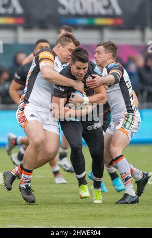 Barnett, Großbritannien. 05. März 2022. Gallagher Premiership Rugby. Saracens V Leicester Tigers. StoneX Stadium. Barnett. Sean Maitland von Saracens wird angepackt Kredit: Sport in Picturs/Alamy Live News Stockfoto