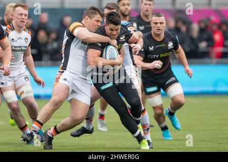 Barnett, Großbritannien. 05. März 2022. Gallagher Premiership Rugby. Saracens V Leicester Tigers. StoneX Stadium. Barnett. Sean Maitland von Saracens wird angepackt Kredit: Sport in Picturs/Alamy Live News Stockfoto