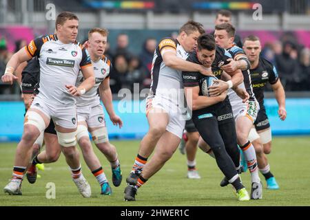 Barnett, Großbritannien. 05. März 2022. Gallagher Premiership Rugby. Saracens V Leicester Tigers. StoneX Stadium. Barnett. Sean Maitland von Saracens wird angepackt Kredit: Sport in Picturs/Alamy Live News Stockfoto