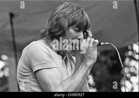 Cannon Hill Park New People Concert. 31.. August 1969. Sie kamen ruhig in den Park. Die neue Generation, die sich der neuen Regel aneigne, sah ungewöhnlich aus, war auf einer anderen Pilgerreise in ihre eigene Welt voller lautem Lärm und wenig Unterhaltung. Dieses Mal war der Blues bei einem Konzert im Cannon Hill Park in Birmingham frei, aber er hätte überall sein können. Die Gesichter sind nicht wichtig: Es ist der Look, der zählt. Die Haare stehen am Ende oder hängen in schlaffen Gewirr, die meist eingeschalteten Kleidungsstücke werden aus zweiter Hand gekauft, verblasste Jeans werden nicht wegen Löchern, sondern wegen Mode geflickt. Es ist alles ein im Stockfoto