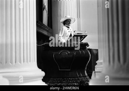 Fernsehkoch Fanny Cradock spricht von der Kanzel, St. Mary Woolnoth Church. 7.. August 1969. Stockfoto