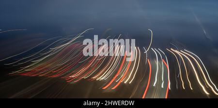 Licht-Ströme von sich bewegenden Fahrzeugen in der Nacht in abstraktem oder Hintergrundbild Stockfoto