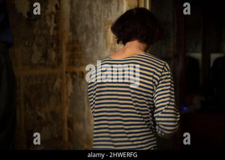 Mann in Weste. Guy ist zu Hause. Arbeiter macht Wand. Leben in Russland. Stockfoto