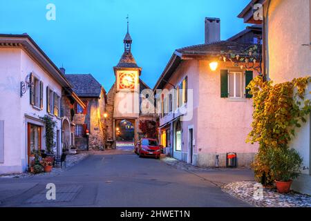 Nachtszene in der mittelalterlichen Stadt Saint-Prex (St. Prex) im Kanton Waadt, in der Nähe von Morges in der Schweiz mit dem Haupttor der Stadt. Stockfoto