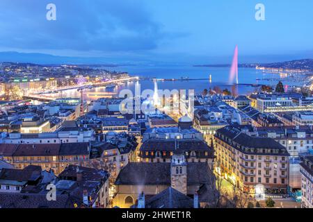 Luftaufnahme von Genf (Genf, Genf) bei Sonnenuntergang vom Nordturm der St-Pierre Kathedrale über den Wasserfronten der Stadt auf beiden Seiten der Rhone AS Stockfoto