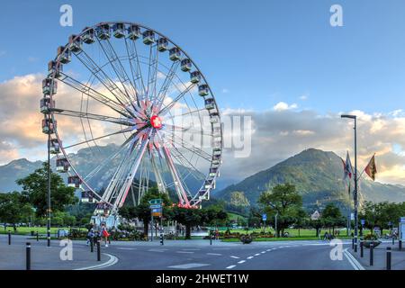 Im Sommer wurde im Höhematte Park in Interlaken, Schweiz, ein Riesenrad installiert. Stockfoto