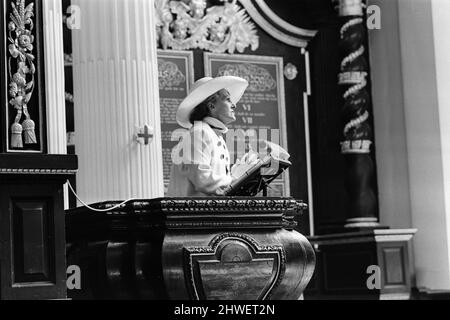 Fernsehkoch Fanny Cradock spricht von der Kanzel, St. Mary Woolnoth Church. 7.. August 1969. Stockfoto