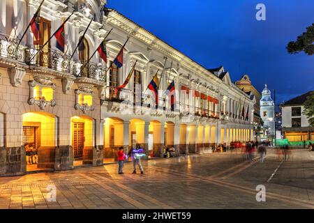 Nachtszene auf der Plaza de la Independencia (Plaza Grande) in Quito, Ecuador, mit dem Erzbischofspalast (Palacio Arzobispa Stockfoto