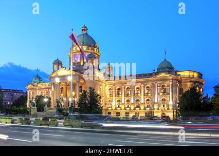 Gebäude der Nationalversammlung der Republik Serbien in Belgrad bei Nacht. Das Neorenaissance- und Neobarock-Gebäude stammt aus dem Jahr 1936 und ist Stockfoto