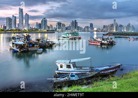 Lokale Fischerboote vor der futuristischen Skyline von Panama City Stockfoto