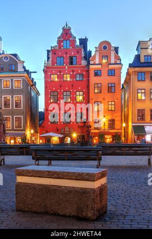 Stortorget Platz im Herzen der Altstadt von Stockholm (Gamla Stan), Schweden an einem Sommerabend. Porträtkomposition mit Fokus auf zwei schöne Stockfoto