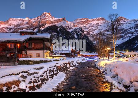 Sonnenuntergang Winterszene in Les Diablerets, einem schönen Dorf und Skigebiet im Kanton Waadt, Schweiz. Das Diablerets-Massiv, Teil der Berner Stockfoto