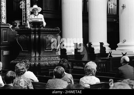 Fernsehkoch Fanny Cradock spricht von der Kanzel, St. Mary Woolnoth Church. 7.. August 1969. Stockfoto