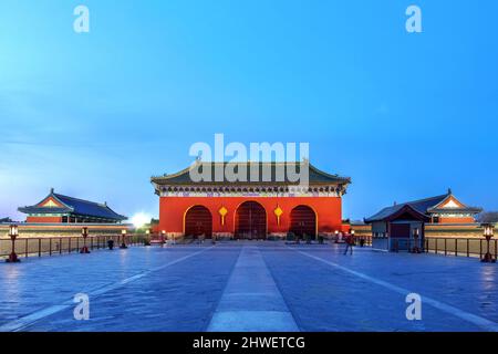 Nächtliche Komposition des Eingangstors zum Himmelstempel in Peking, China. Der Tempel stammt aus dem Jahr 1420, Ming Dinasty. Stockfoto