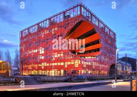 Architektonisches Wahrzeichen Orange Cube, ein Bürogebäude, das 2011 von Jakob + Macfarlane Architects im Industrieviertel La Confluence, Lyo, erbaut wurde Stockfoto