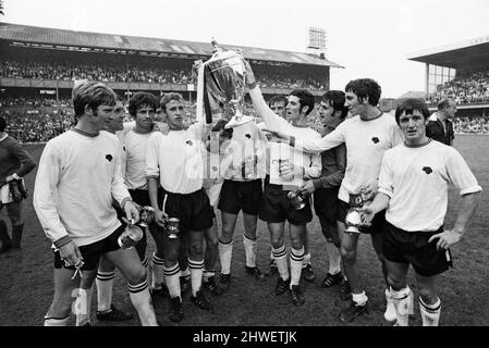 Watney-Pokalfinale, Derby County / Manchester United. Endergebnis 4-1 zu Derby County. Einige der Derby County Spieler mit dem Watney Cup nach dem Sieg gegen Manchester united abgebildet. Baseballstadion, Derby. 8.. August 1970. Stockfoto