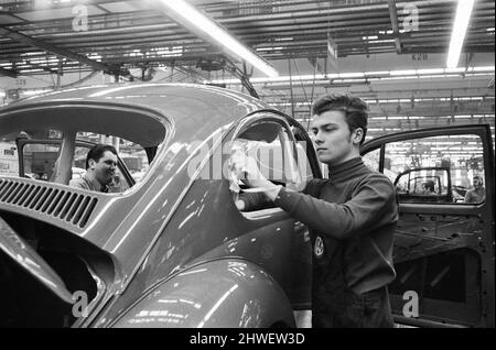 Feature über Jugendliche, die in Deutschland leben. Bild zeigt: Der neunzehnjährige Reinhard Brandl, der gerade seine Ausbildung absolviert hat, im Bild bei der Arbeit in den riesigen Volkswagen-Werken in Wolfsburg. 11.. März 1970. Stockfoto