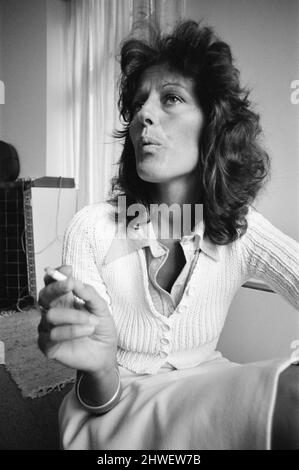 Germaine Greer, Autorin und Dozentin an der University of Warwick, hat in Kürze ein Buch mit dem Titel The Female Eunuch geschrieben. Unser Bild zeigt sie zu Hause in Kensington, London, am 18.. August 1970. Stockfoto