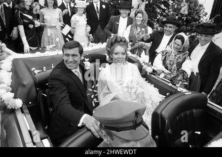 James Bond, gespielt von George Lazenby, abgebildet die Hochzeit von Tracey, gespielt von Diana Rigg während der Dreharbeiten zu „On her Majesty's Secret Service“ Estoril, Portugal. 30.. April 1969. Stockfoto