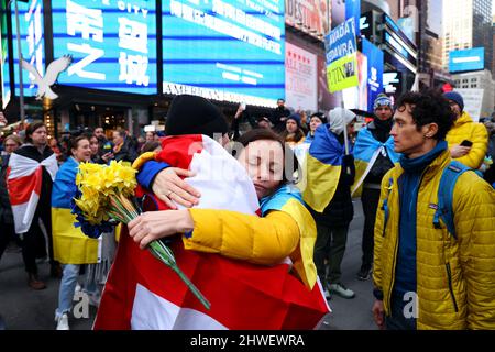 New York, USA. 05. März 2022, New York City, New York, Vereinigte Staaten: Demonstranten begrüßen sich heute Nachmittag auf dem New Yorker Times Square bei einer Protestkundgebung gegen die russische Invasion in der Ukraine. Quelle: Adam Stoltman/Alamy Live News Stockfoto