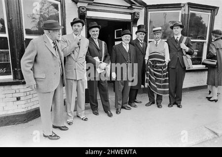 Arthur Lowe (Mitte) als Captain Mainwaring während der Dreharbeiten zum Film „The Dad's Army“ in Chalfont St Giles, Buckinghamshire. Ebenfalls abgebildet sind Arnold Ridley, James Beck, John Le Mesurier, John Laurie, Clive Dunn und Ian Lavender. 13.. August 1970. Stockfoto