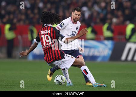 Nizza, Frankreich, 5.. März 2022. Lionel Messi von PSG dreht Khephren Thuram von OGC Nice während des Spiels der Uber Eats Ligue 1 im Allianz Riviera Stadium, Nizza. Bildnachweis sollte lauten: Jonathan Moscrop / Sportimage Kredit: Sportimage/Alamy Live News Stockfoto